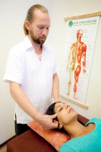 Body stress release behandeling. Ook het gezicht kan vastgezette spierspanning hebben.