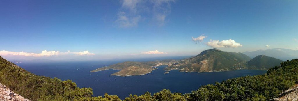 foto van het eiland ithaka met zee en lucht
