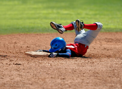 baseball jongen haalt met spectaculaire beweging een honk.