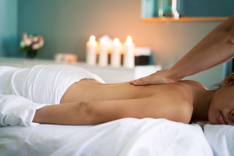 Een massagetherapeut die een ontspanningsmassage uitvoert in een rustgevende omgeving.