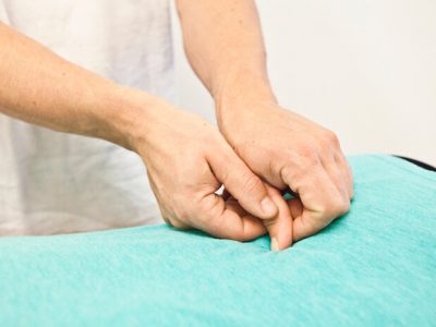 body-stress-release-handen bsr practitioner Jochem Alink voert een release uit